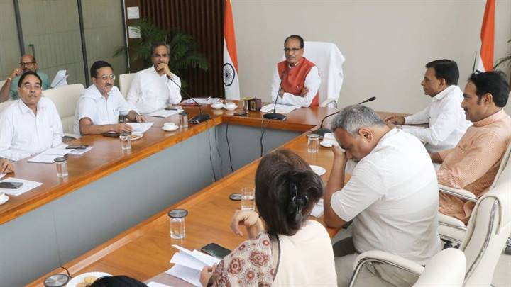 मुख्यमंत्री श्री चौहान ने विभागों की राजस्व प्राप्तियों की ली जानकारी